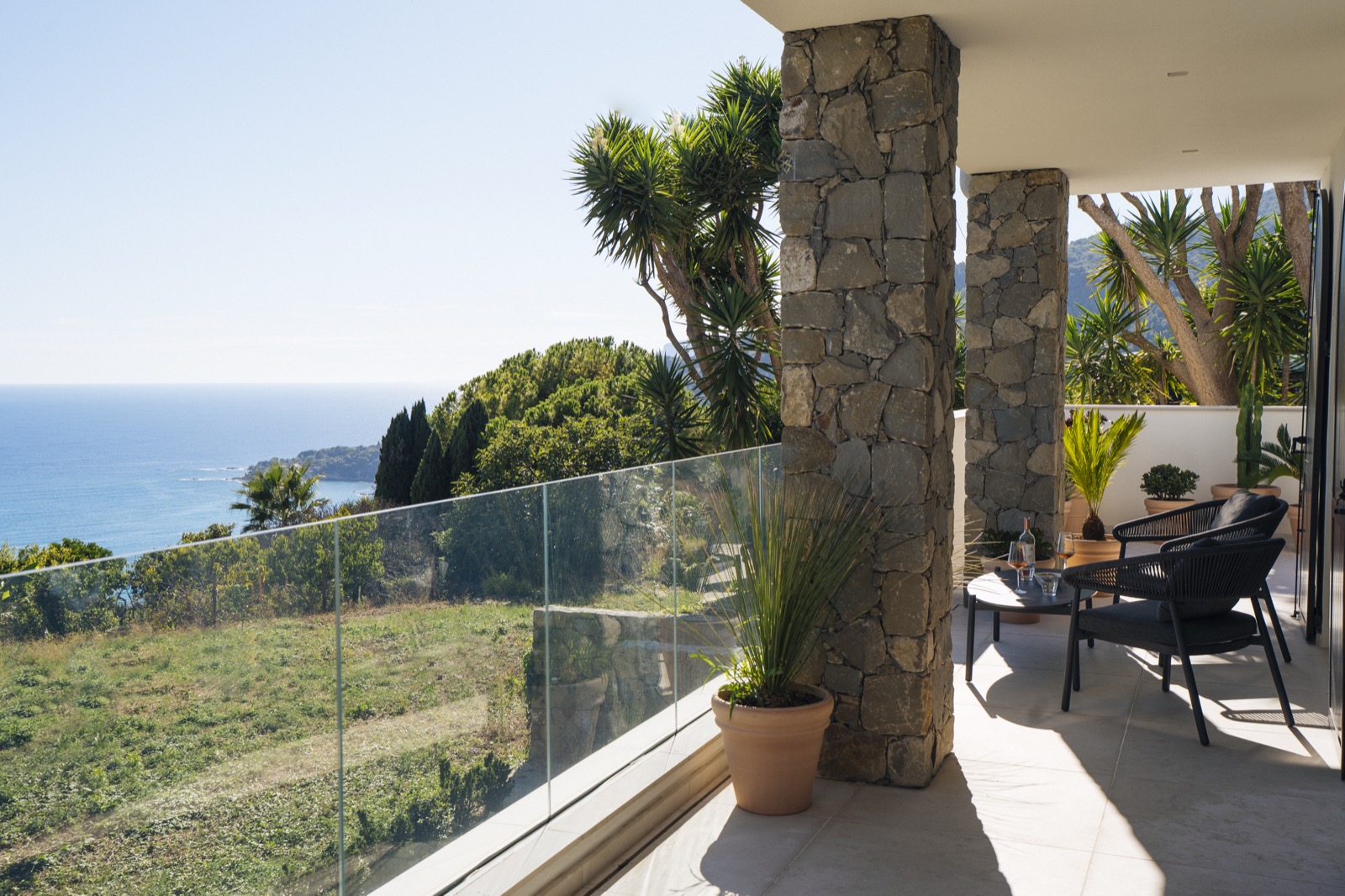 Covered terrace with sea view